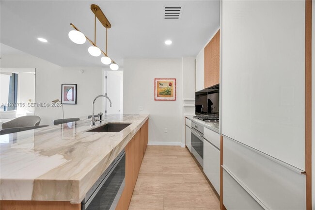 Building Photo - 2831 S Bayshore Dr