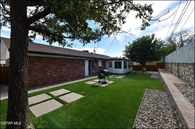 Building Photo - 3217 Wedgewood Dr