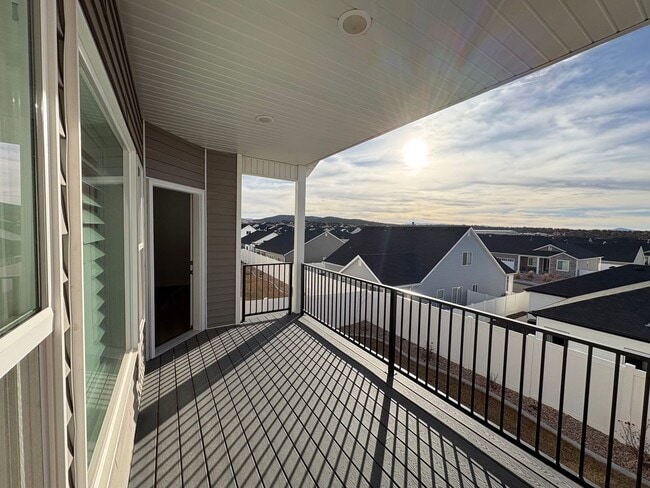 Building Photo - Six Bedroom House!! FREE: WiFi, Lawn care and Water softener!!