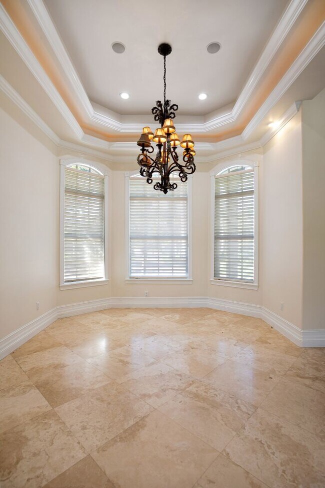 Building Photo - ** OAKES ESTATES ** 4 BED + DEN / 3.5 BATH...