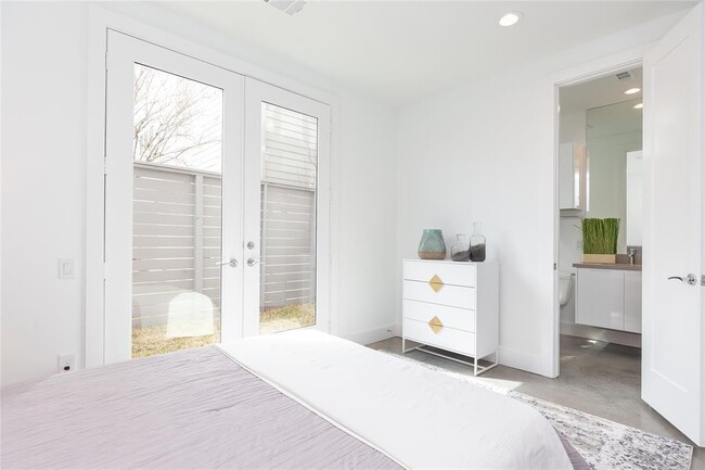 Building Photo - 5867 E Post Oak Ln