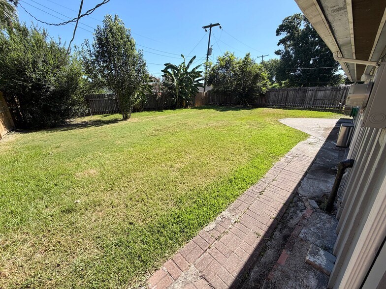 Building Photo - 7230 Edgemoor Dr