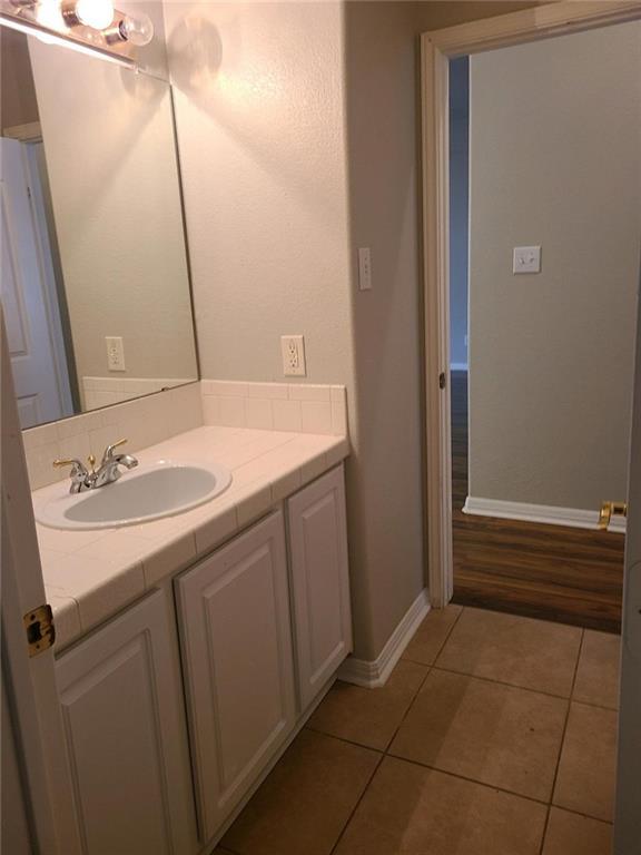 Building Photo - 2214 Zoa Dr