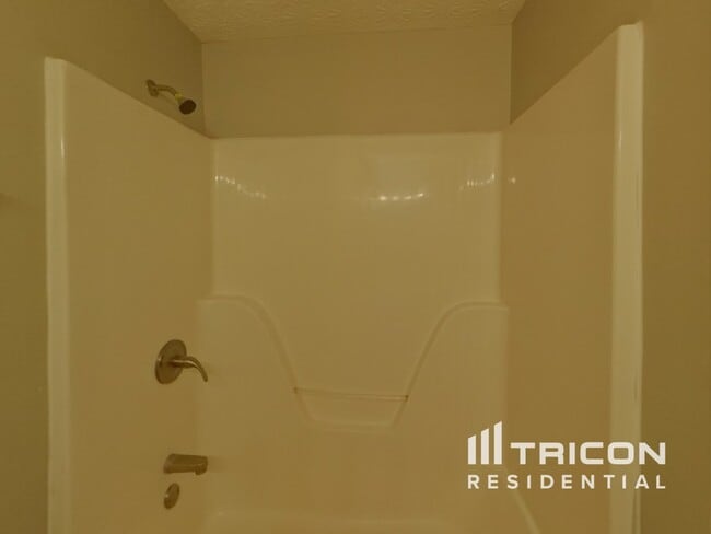 Building Photo - 10 Shadowbrook Ln