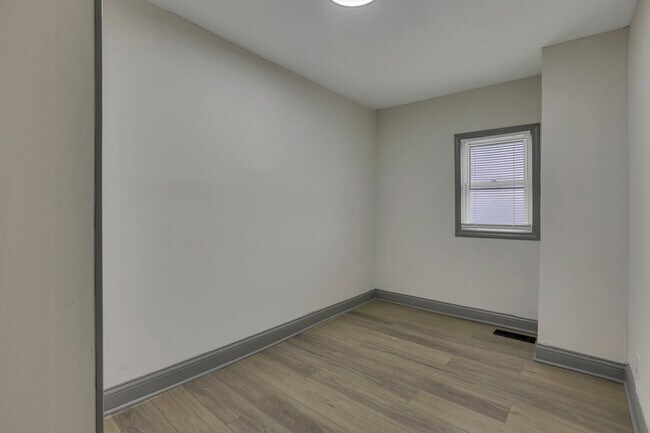 Building Photo - 112 S Cypress Ave