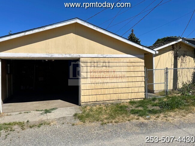 Building Photo - Fantastic Vintage Style 4 Bedroom Home in ...