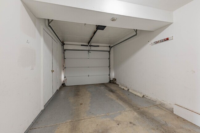 Building Photo - 237 Acorn Dr