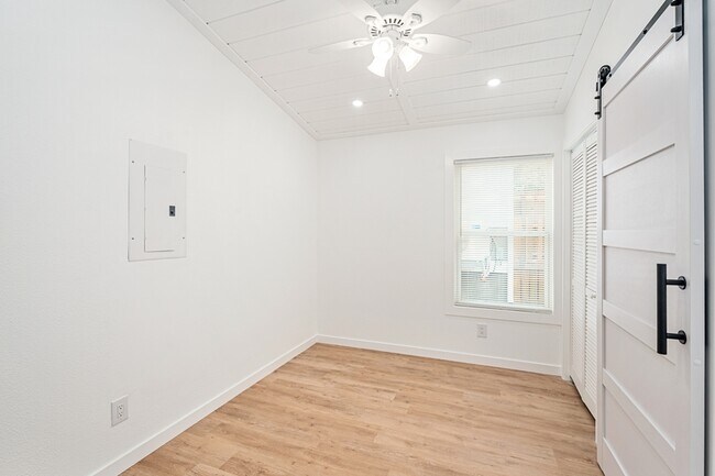 Building Photo - 204 Marlin St