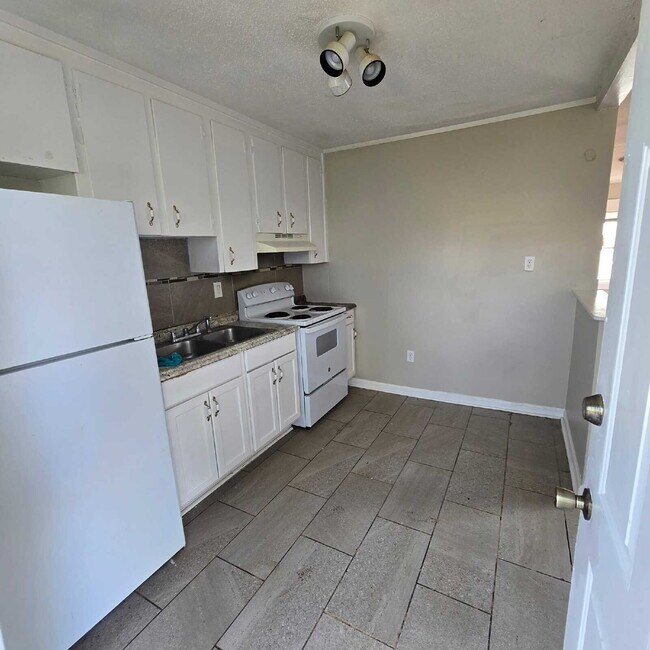 Building Photo - "Full Brick 3-Bed Home on Monroe Avenue: In the Heart of Macon!"