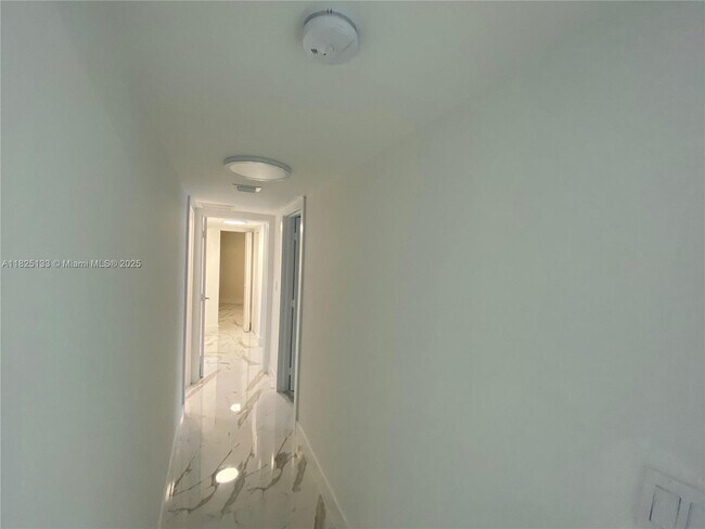 Building Photo - 13951 Kendale Lakes Cir