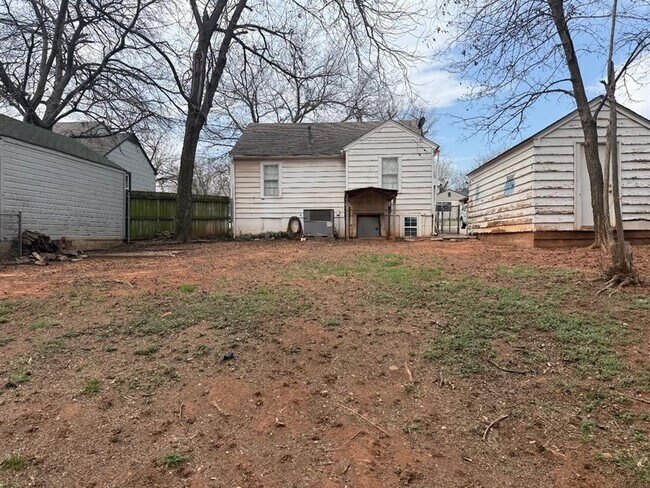 Building Photo - 730 S Littler Ave