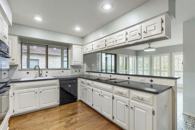 Building Photo - 208 Crescent Bluff