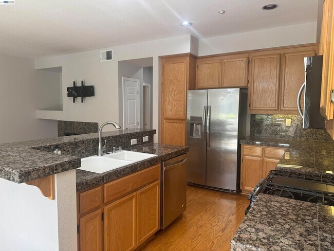 Building Photo - 3162 Golden Crest Common
