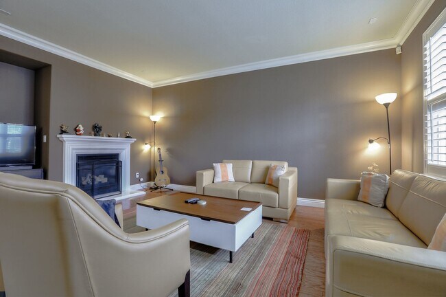 Building Photo - UPGRADED HOME WITH POPULAR FLOOR PLAN ELEG...