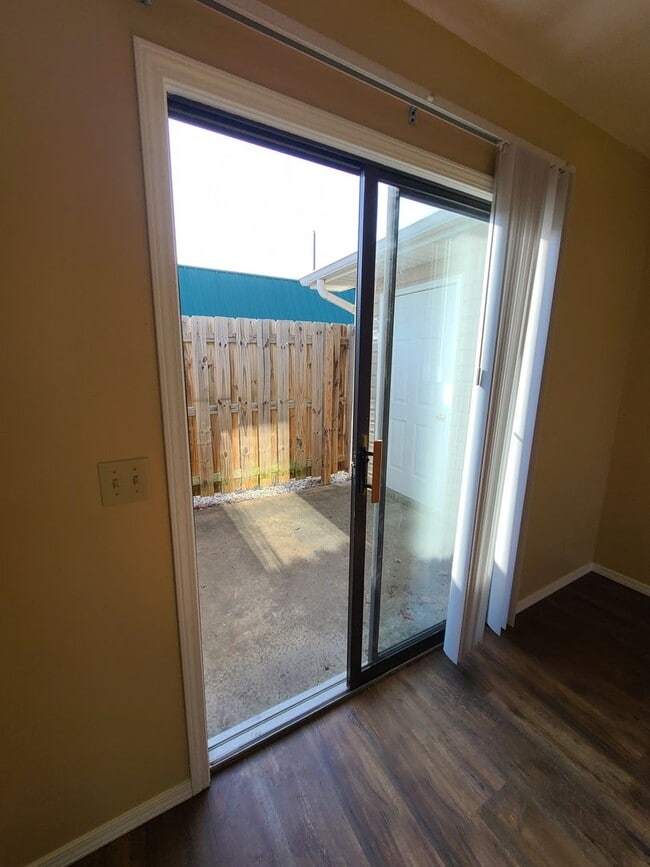 Building Photo - Large One Bedroom