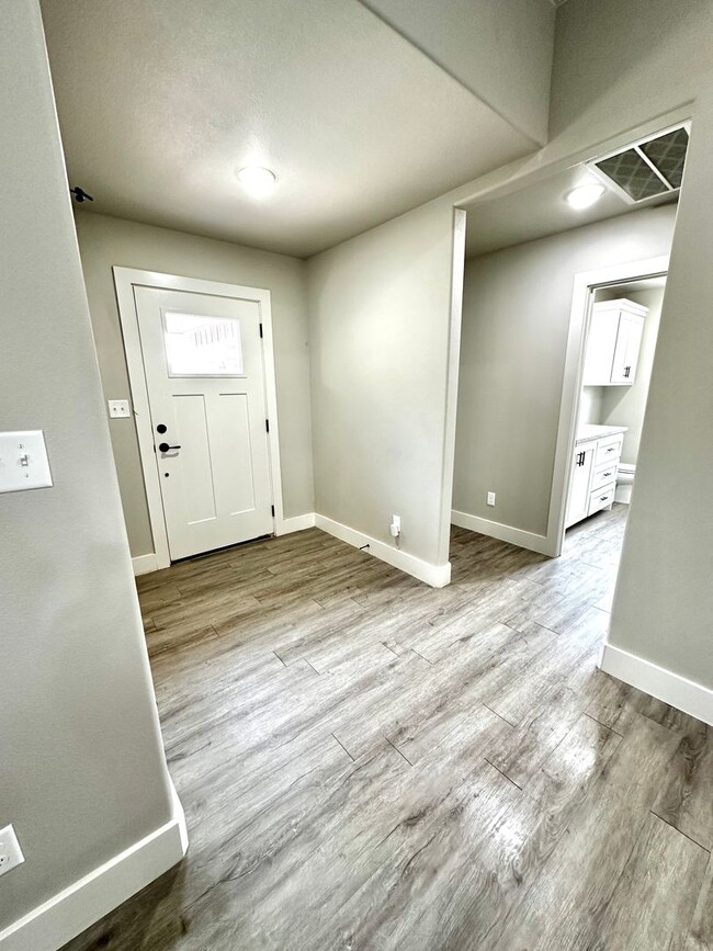 Building Photo - Like new property
