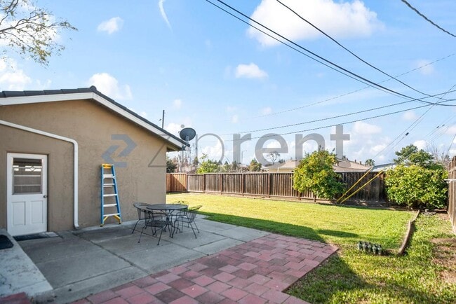 Building Photo - 41861 Maywood St