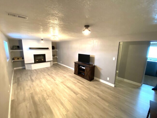 Building Photo - Beautiful Upgraded house in Santaquin