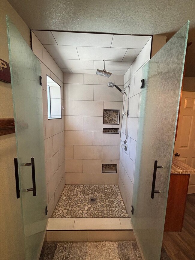 Building Photo - 4-BEDROOM 3-Bathroom FURNISHED Peaceful Country Living
