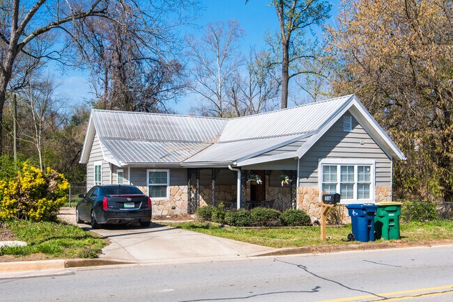 Building Photo - 697 Barber St