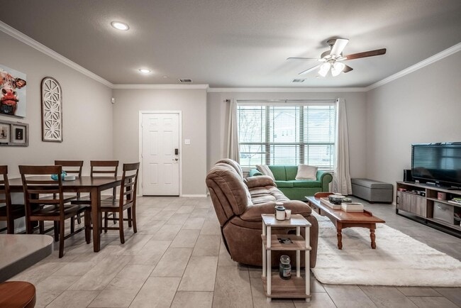 Building Photo - 2204 Greystone Dr
