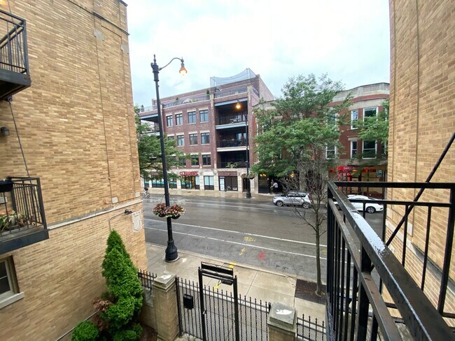 Building Photo - 2243 N Lincoln Ave