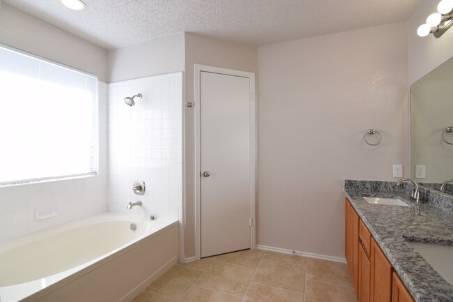 Building Photo - 2212 Jay Dr