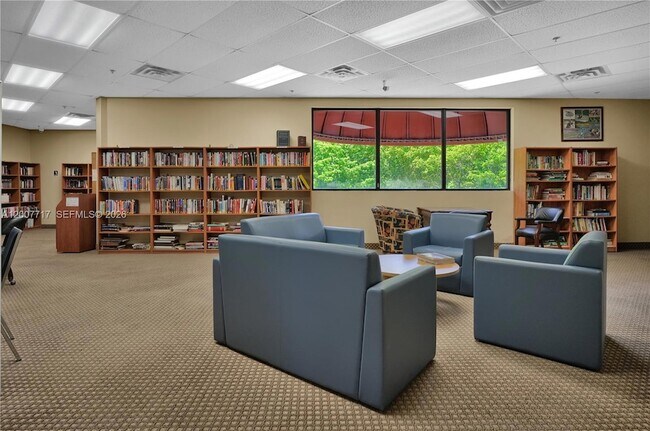 Building Photo - 8941 S Hollybrook Blvd