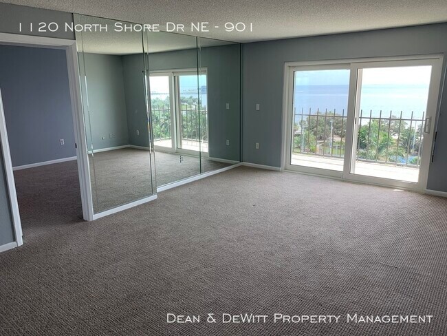 Building Photo - North Shore Condo with Amazing Water Views!