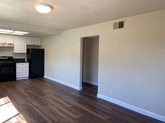 Building Photo - A 2 Bdrm, 1 Bath near the heart of Roseville!