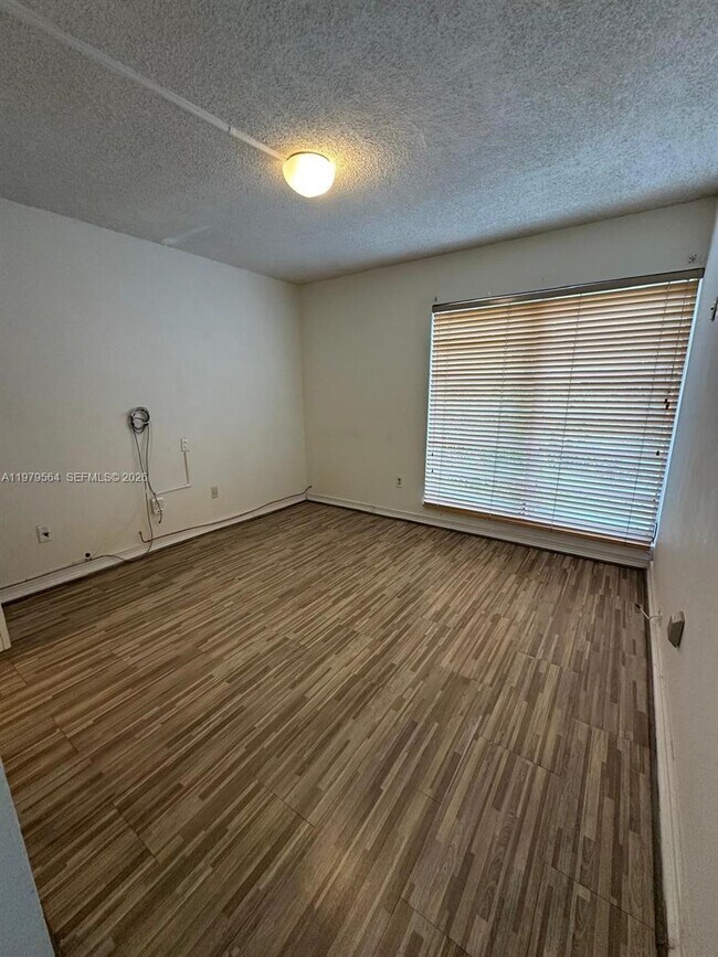 Building Photo - 9170 Fontainebleau Blvd