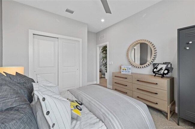 Building Photo - 823 SW Pr Ave