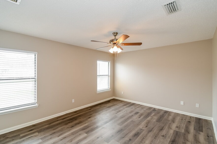 Building Photo - 596 Artesian Ln