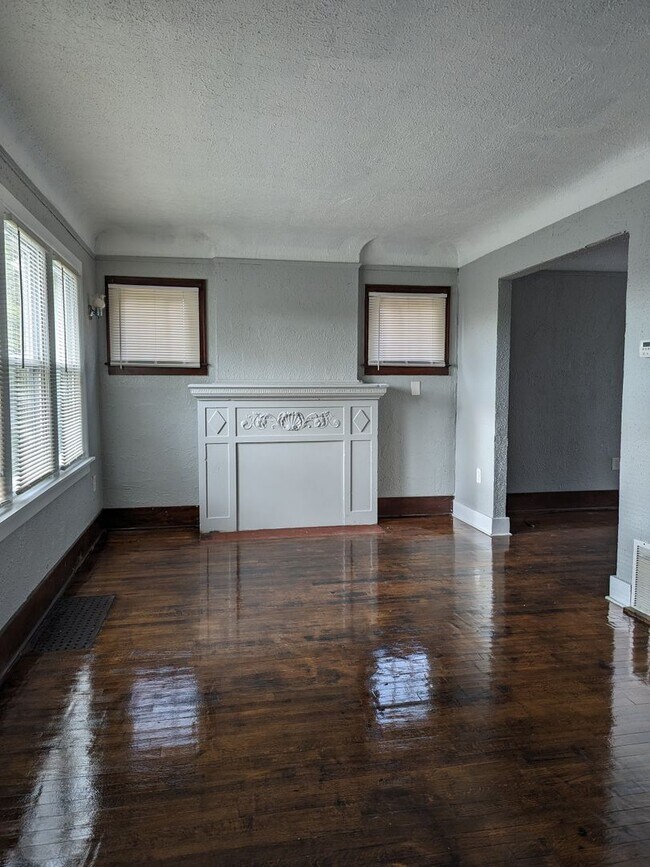 Building Photo - 9341 Roselawn- 3 BEDS & 1.5 BATH FOR RENT!