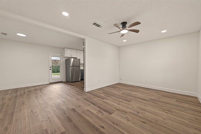 Building Photo - 148 W Whitney St