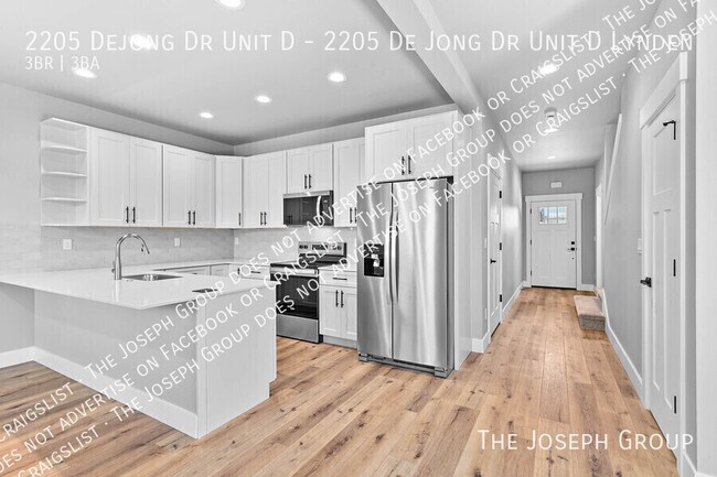 Building Photo - 2205 DeJong Dr