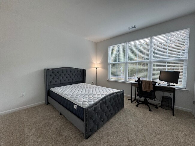 Building Photo - Modern 4 Bed 3.5 Bath Interior Townhome In Manassas City