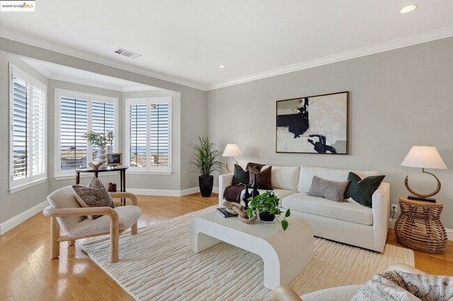 Building Photo - Four Bedroom Home with Panoramic Views