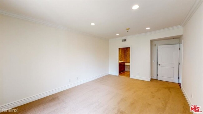 Building Photo - 2306 Fox Hills Dr