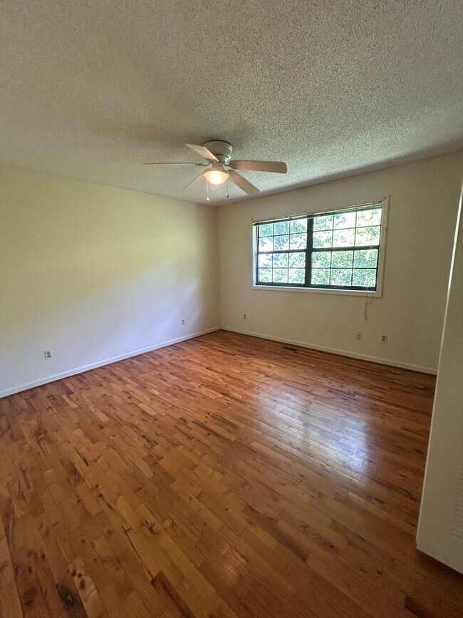 Building Photo - Townhome in the heart of Carrboro! First M...