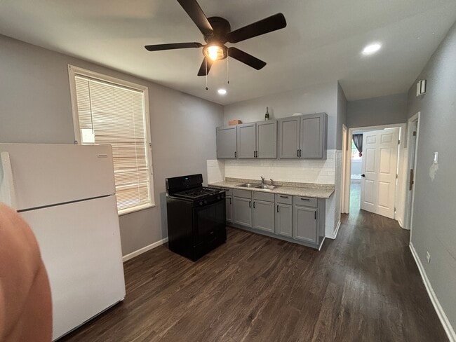 Building Photo - 3053 N Elbridge Ave