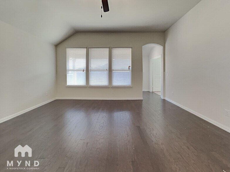 Building Photo - 4916 Meadow Falls Dr