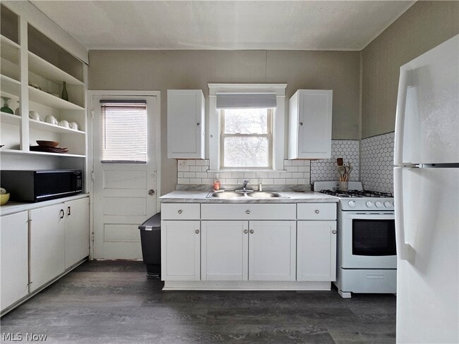 Building Photo - 10415 Bernard Ave