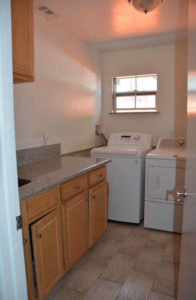 Building Photo - $500 Move-In Special! | Bright 3-Bed+2bath Home in a Great Woodland Hills Neighborhood