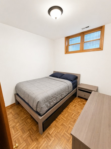 Building Photo - 4229 N Kenmore Ave