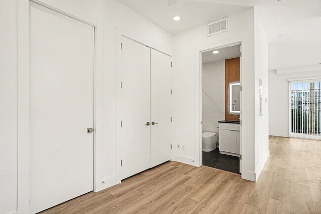 Building Photo - 2217 N Fitzhugh Ave