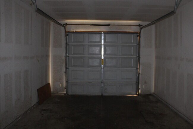 Building Photo - 1823 Smoke Tree Ln