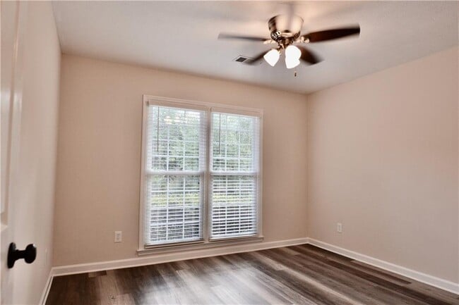 Building Photo - 911 Oakwood Dr