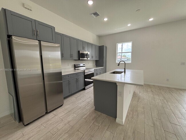 Building Photo - 1018 Maddock St E