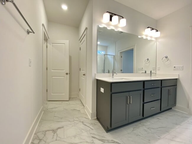 Building Photo - 647 Conifer Dr